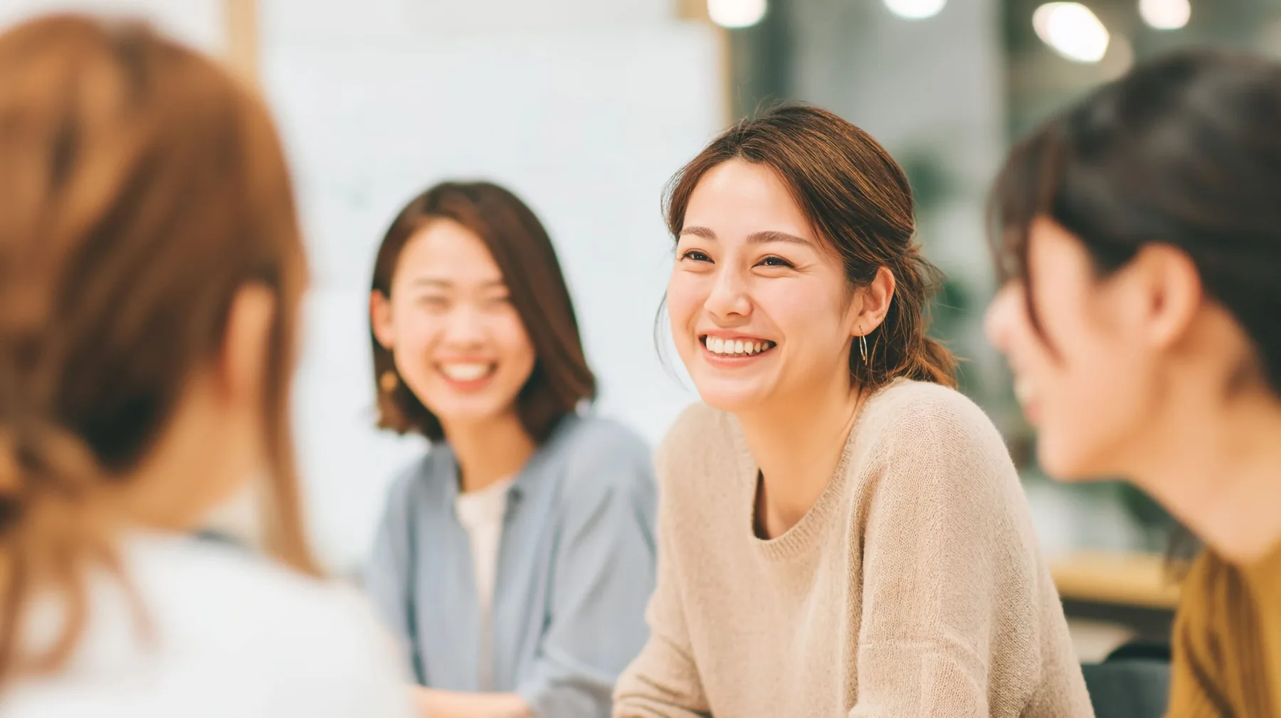 仲間と会話する職場のイメージ